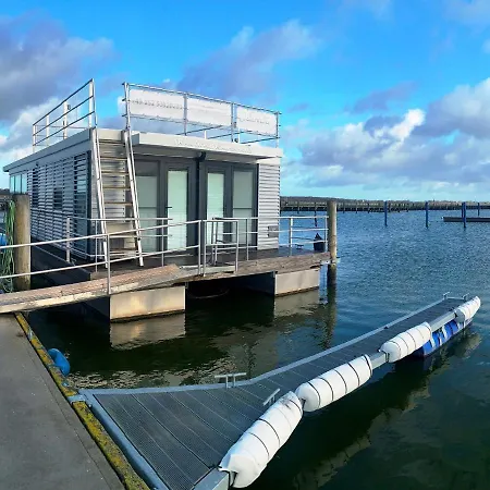 Hausboot Floating House In