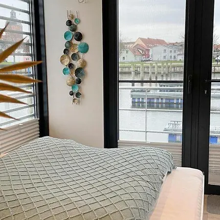 Botel Hausboot Floating House In