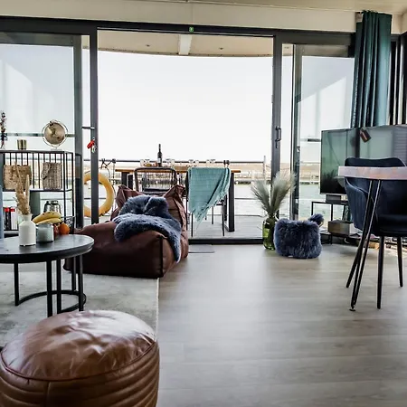 Botel Hausboot Floating House In