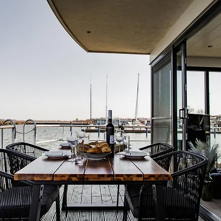 Botel Hausboot Floating House In