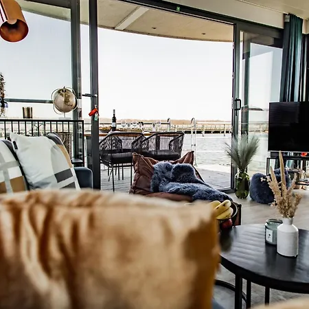 Hausboot Floating House In Botel Ribnitz-Damgarten